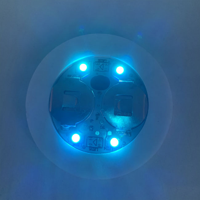 أضواء LED ملصق زجاجة كوستر ODM مع 2 × CR1220 بطارية مادة ثنائي الفينيل متعدد الكلور 8