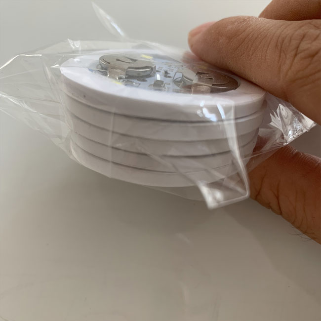 أضواء LED ملصق زجاجة كوستر ODM مع 2 × CR1220 بطارية مادة ثنائي الفينيل متعدد الكلور 12