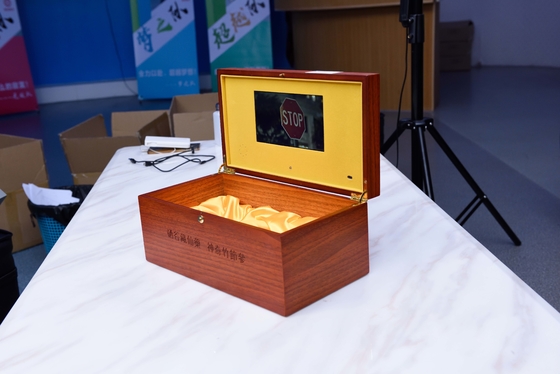 HD LCD Screen Video Gift Wooden Box OEM للتسويق الترويجي